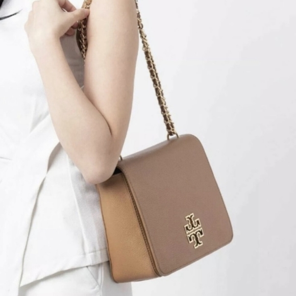 Tory Burch Britten Large Adjustable Shoulder Bag in Bark Leather, Logo - Picture 16 of 16